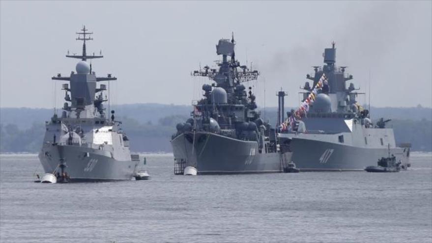 La corbeta rusa Steregushchy, el destructor Nastoichivy y la fragata Almirante Gorshkov (de izda a dcha, respectivamente) anclados en una bahía de la base en Baltiysk en el mar Báltico.