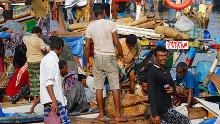 Unos pescadores en el puerto yemení de Al-Hudaida (oeste).