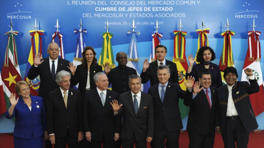 Presidentes y otras autoridades posan para la foto oficial de la Cumbre del Mercosur celebrada en Mendoza (Argentina), 21 de julio de 2017.