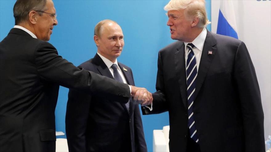 El canciller ruso, Serguéi Lavrov (izqda.), y los presidentes de EE.UU, Donad Trump, y Rusia Vladimir Putin (centro), en Hamburgo, 8 de julio de 2017.
