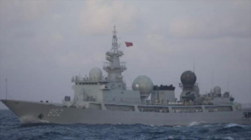 Esta imagen, publicada por la radiotelevisión pública australiana ABC, muestra al buque chino, equipado con sistemas de comunicaciones.