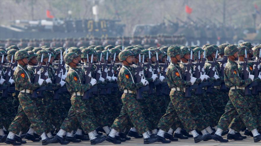 Soldados del Ejército de Myanmar (Birmania) desfilan en Naipyidó (capital birmana).