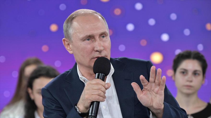 El presidente ruso, Vladimir Putin, habla durante el programa Conversación no infantil con Vladimir Putin, campamento de verano Sirius, 21 de julio de 2017.