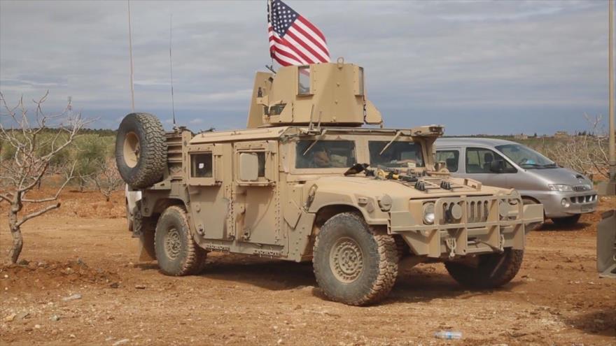 Un vehículo blindado Humvee de las Fuerzas Especiales de EE.UU. estacionado a las afueras de la ciudad siria de Manbiy.