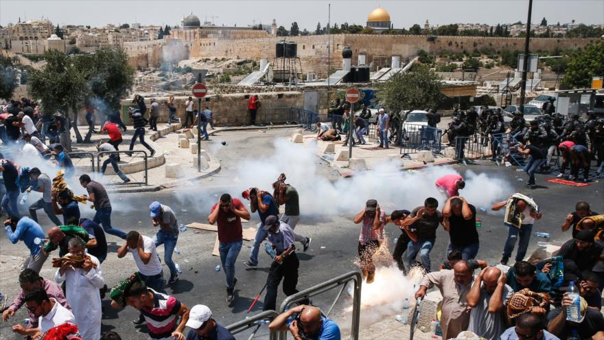 Policías israelíes disparan granadas lacrimógenas a manifestantes palestinos frente a la Mezquita del Al-Aqsa en Al-Quds, 21 de julio de 2017.
