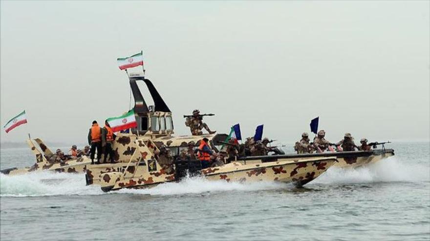 Lanchas rápidas del Cuerpo de Guardianes de la Revolución Islámica de Irán (CGRI), durante un ejercicio naval en el Golfo Pérsico.