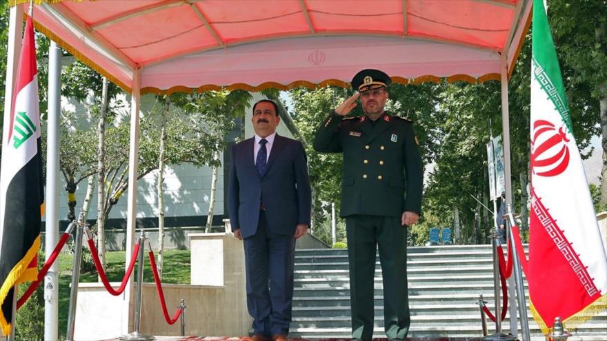 El ministro de Defensa de Irán, Husein Dehqan (dcha.), junto a su homólogo iraquí, Erfan al-Hiyali, en la capital persa Teherán, 22 de julio de 2017.