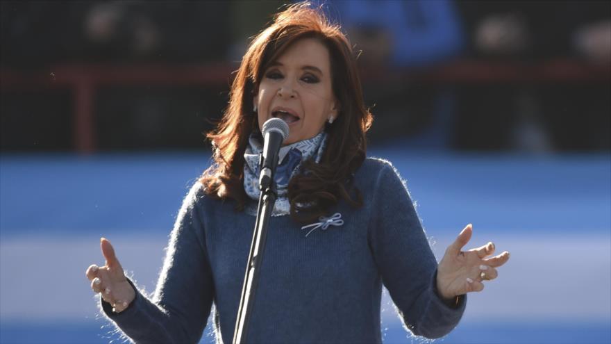 La candidata al Senado argentino Cristina Kirchner pronuncia un discurso durante una manifestación en Buenos Aires (capital), 20 de junio de 2017.