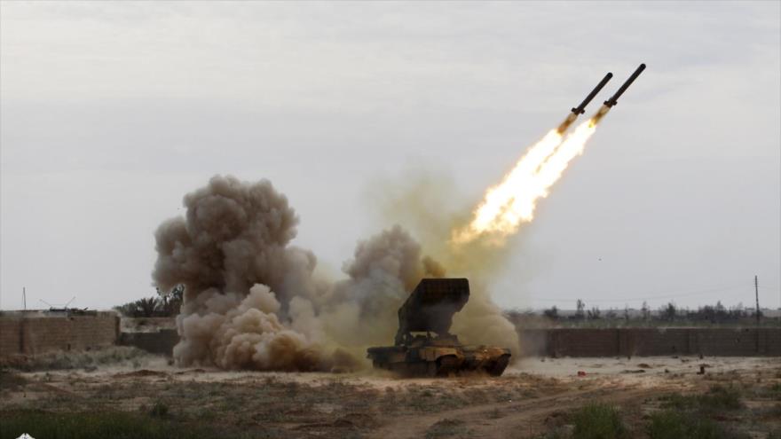 Las fuerzas yemeníes lanzan un misil Qaher 1 contra un centro militar saudí en Nayran.
