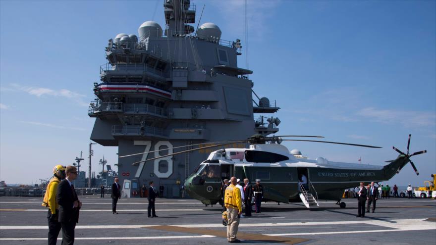 El presidente de EE.UU., Donald Trump, saluda a varios militares antes de abordar el USS Gerald R. Ford, 22 de julio de 2017.