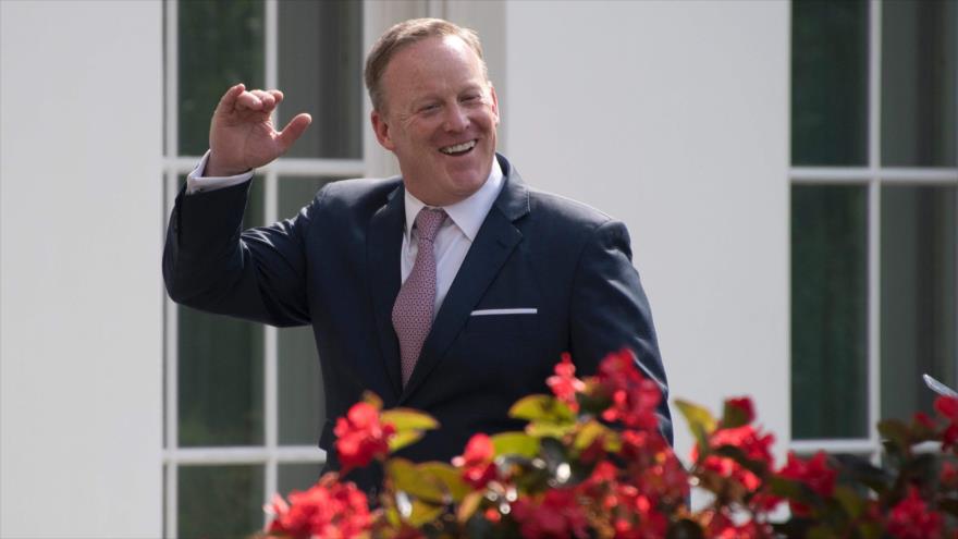 El exportavoz de la Casa Blanca, Sean Spicer, entra en el edificio de la Casa Blanca, 21 de julio de 2017.
