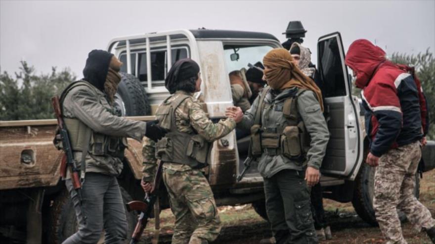Miembros del grupo terrorista Tahrir Al-Sham, vinculado a Al-Qaeda en la provincia siria de Hama.