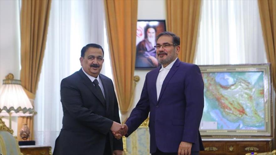 El secretario del Consejo Supremo de Seguridad Nacional de Irán, Ali Shamjani, (dcha.) se reúne con el ministro de Defensa de Irak, 23 de julio de 2017.