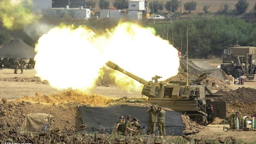 Tanques del régimen de Israel bombardean Franja de Gaza, julio de 2014.