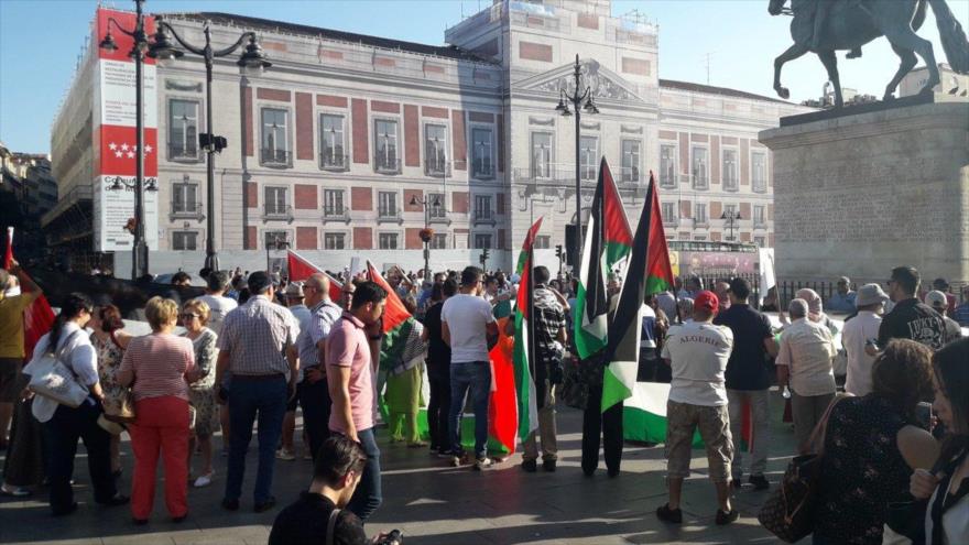 Centenares de españoles se congregan en la palaza Sol en Madrid en apoyo al pueblo palestino y rechazan medidas agresivas del régimen israelí en Cisjordania ocupada.