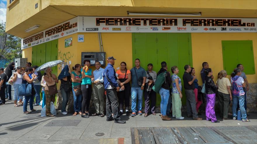 Venezolanos se alistan para comprar comida en Caracas, capital de Venezuela, 6 de junio de 2017.