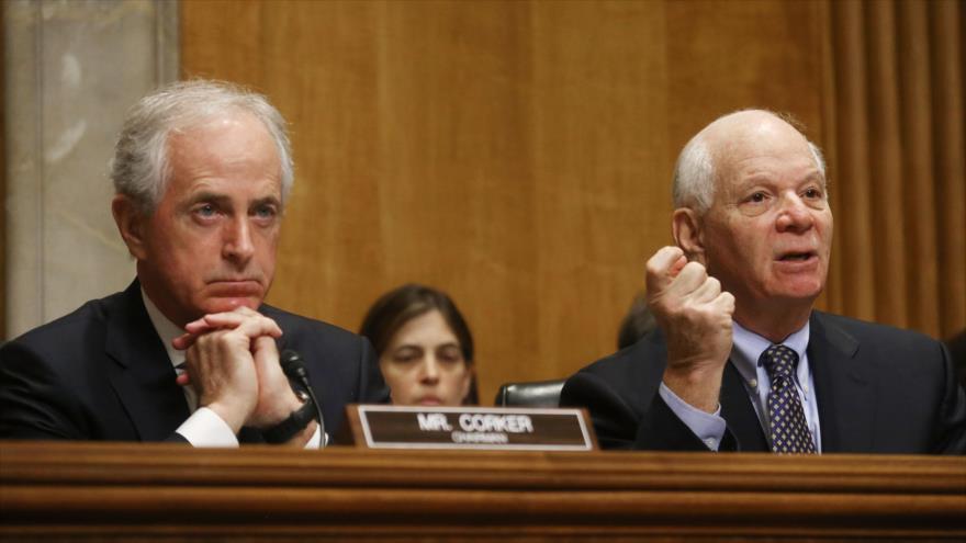 El senador estadounidense Benjamin Cardin (dcha.), autor de un nuevo plan de sanciones a Rusia, habla junto al presidente de la Cámara, Robert Corker, 9 de febrero de 2017.