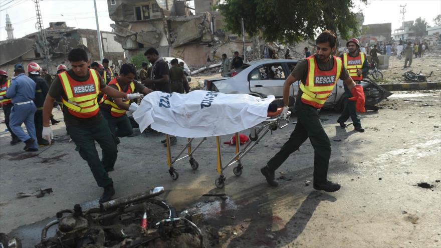 Miembros de un equipo de rescate de Paquistán trasladan el cuerpo de una víctima de la explosión en Lahore, 24 de julio de 2017.