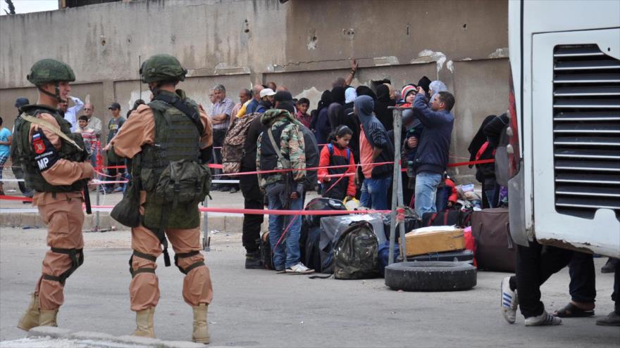 Dos agentes de Policía Militar rusa hacen guardia en un puesto de control en la ciudad de Homs, Siria, 20 de mayo de 2017.