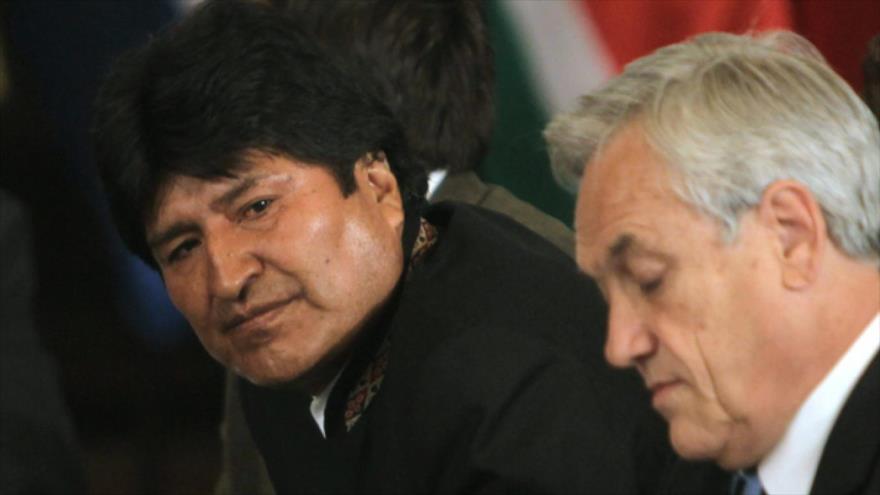 El presidente de Bolivia, Evo Morales (izda.), y el exmandatario chileno Sebastián Piñera, 18 de abril de 2013.