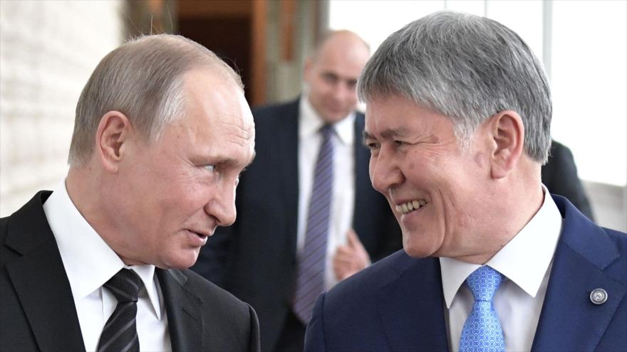 El presidente ruso, Vladimir Putin (izda.) se reúne con su homólogo kirguís, Almazbek Atambayev, en el Kremlin, Moscú, 20 de junio de 2017.