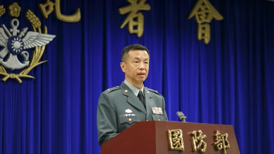 El portavoz del Ministerio de Defensa de Taiwán, Chen Chung-chi, durante una rueda de prensa.