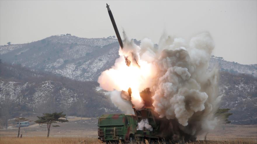 Foto publicada el 6 de marzo de 2016 por KCNA muestra la prueba de un sistema de lanzacohetes múltiples por parte de Corea del Norte.