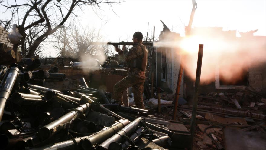 Un soldado del Gobierno ucraniano dispara contra los independentistas en Avdiivka, en la región oriental de Donetsk, 30 de marzo de 2017.