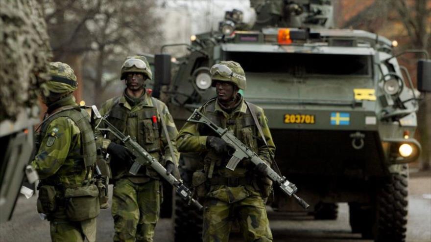 Las Fuerzas Armadas de Suecia participan en una maniobra militar.