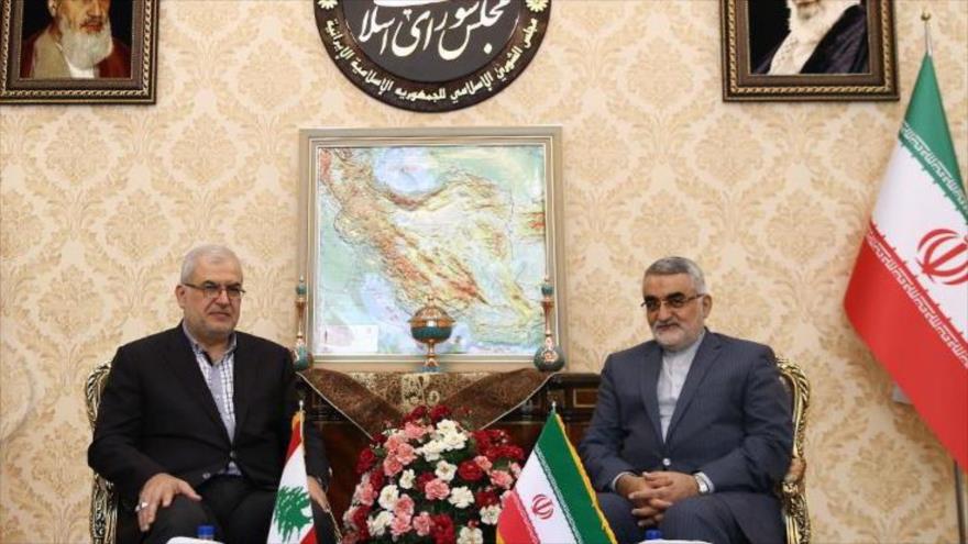 Presidente de la Comisión de Seguridad Nacional y Política Exterior del Parlamento iraní, Alaeddin Boruyerdi (dcha.), y Mohamad Raad, jefe del bloque parlamentario de Hezbolá, 25 de julio de 2017.