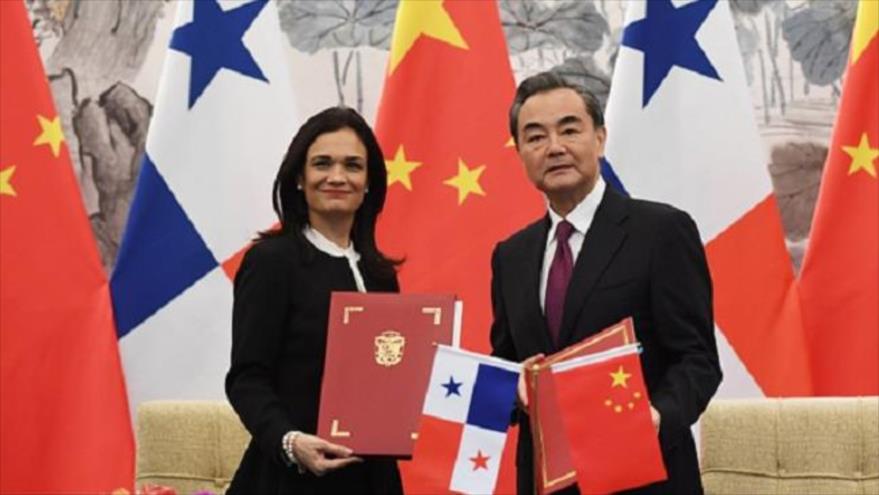 La ministra de Exteriores de Panamá Isabel de Saint Malo (izda.) junto a su homólogo chino Wang Yi, en Pekín, 13 de junio de 2017.