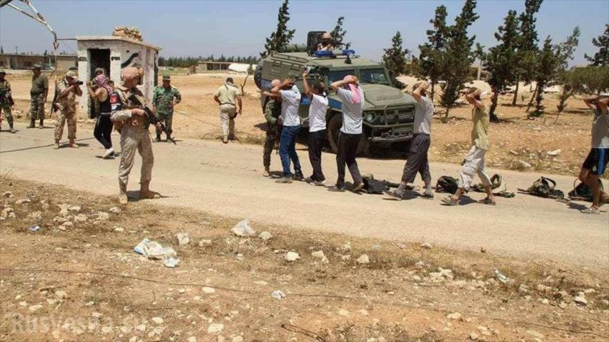Los llamados rebeldes sirios se entregan al Ejército sirio en Hama, oeste, 25 de julio de 2017.