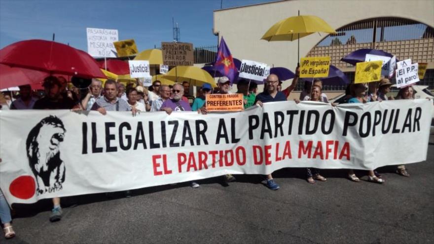 Manifestantes rechazan el ‘trato preferente al delincuente Rajoy’