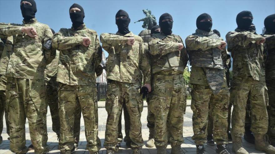 Paramilitares del Batallón Azov, un destacamento de voluntarios ultranacionalistas de Ucrania, que recluta fuerzas entre neonazis a nivel mundial.