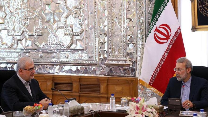 El presidente del Parlamento iraní, Ali Lariyani (dcha.), junto el jefe del grupo Lealtad a Hezbolá, Mohamad Raad, en Teherán, 26 de julio de 2017.