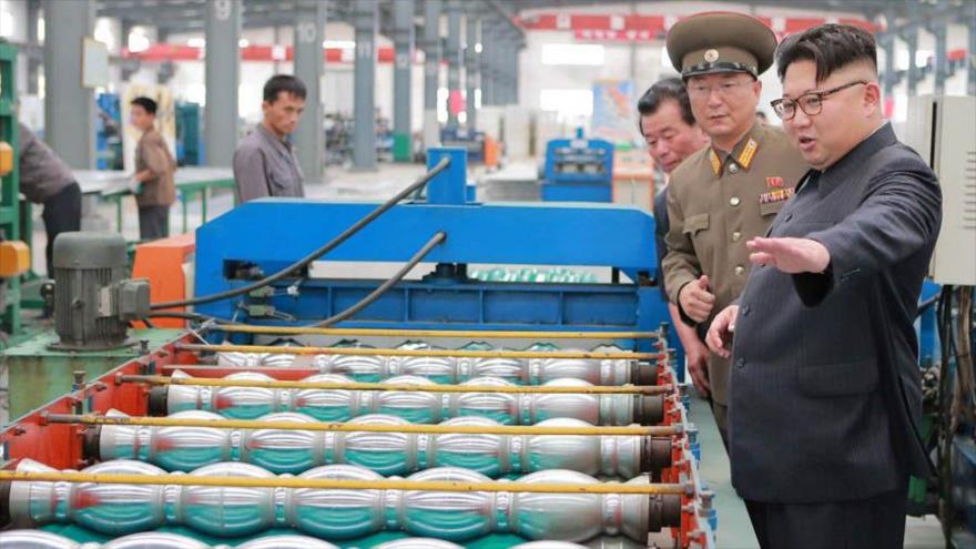 El líder norcoreano, Kim Jong-un, visita la fábrica de Materiales de Construcción de Chollima, en Pyongyang.