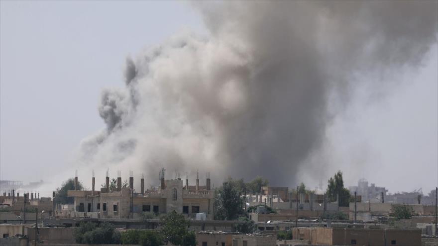 Columna de humo provocada por un bombardeo de la coalición de EE.UU. contra Al-Raqa, 7 de junio de 2017.