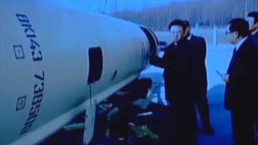 Exlíder norcoreano Kim Jong-il (1994-2011) posa cerca de un misil Scud-B.