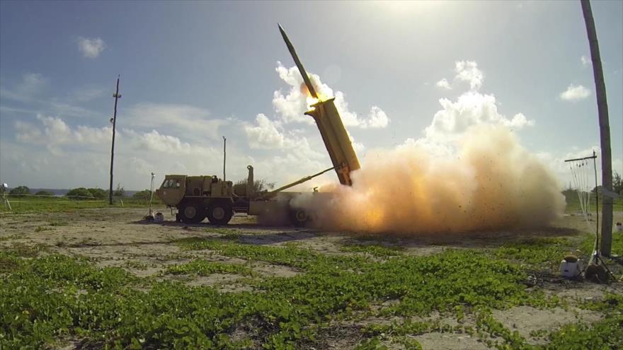 El sistema de Defensa Terminal a Gran Altitud (THAAD, por sus siglas en inglés) lanza un misil, isla Wake, 1 de noviembre de 2015.