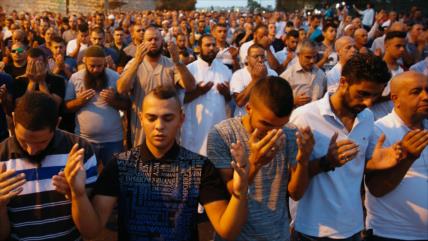 Llaman a musulmanes a rezar en Al-Aqsa tras marcha atrás de Israel