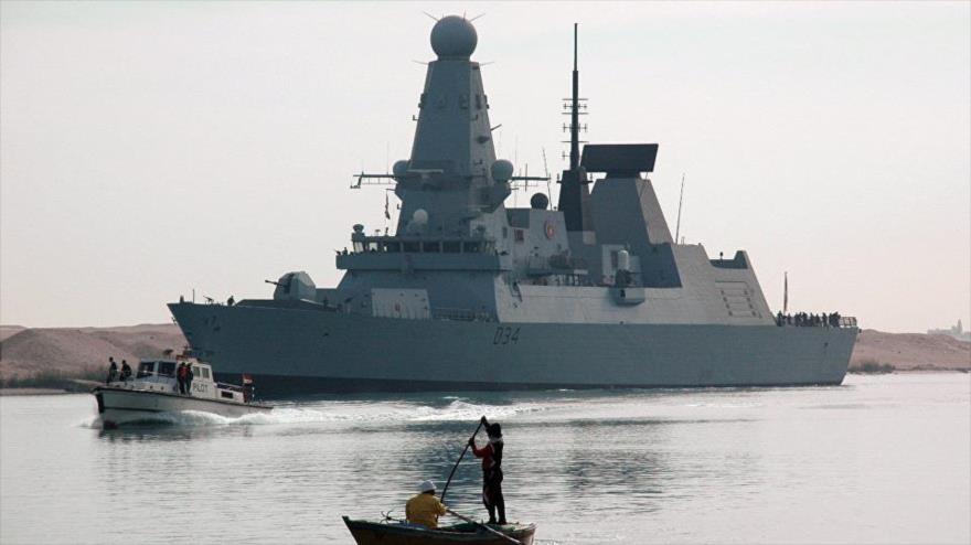 El buque de guerra HMS Diamond, perteneciente a la Armada británica, navegando por el Canal de Suez.