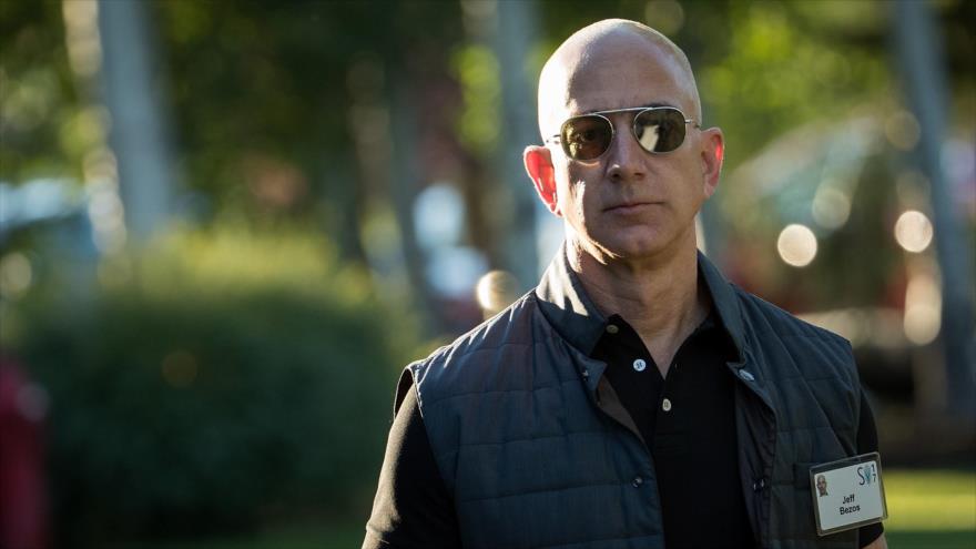 Jeff Bezos, dueño de Amazon, llega para el tercer día de la Conferencia Allen & Company Sun Valley, en Sun Valley, Idaho (EE.UU.), 13 de julio de 2017.