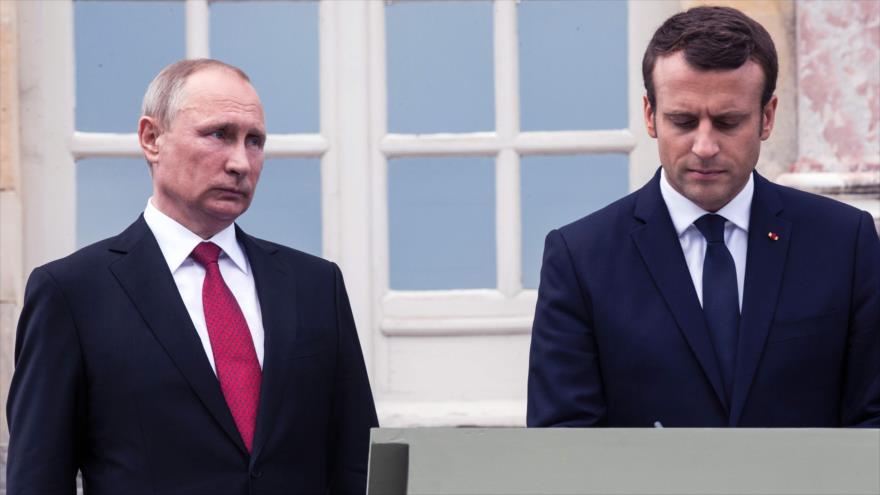 El presidente ruso, Vladimir Putin (izda.), y su par francés, Emmanuel Macron, se reúnen en el Palacio de Versalles, en París, 29 de mayo de 2017.