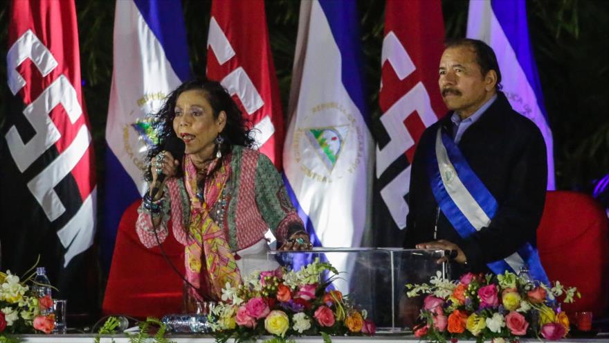 El presidente de Nicaragua, Daniel Ortega, en la toma de posesión junto a su esposa y vicepresidenta, Rosario Murillo, en Managua, 10 de enero de 2017.