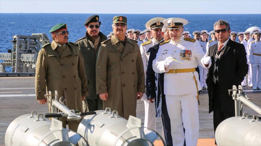 El general libio Jalifa Haftar (tercero desde la izquierda) visitando al portaaviones ruso Almirante Kuznetsov.
