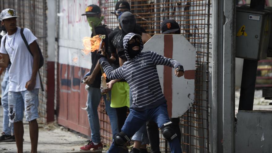 Manifestantes opositores chocan con policía en una protesta antigubernamental en Caracas, capital venezolana, 27 de julio de 2017.