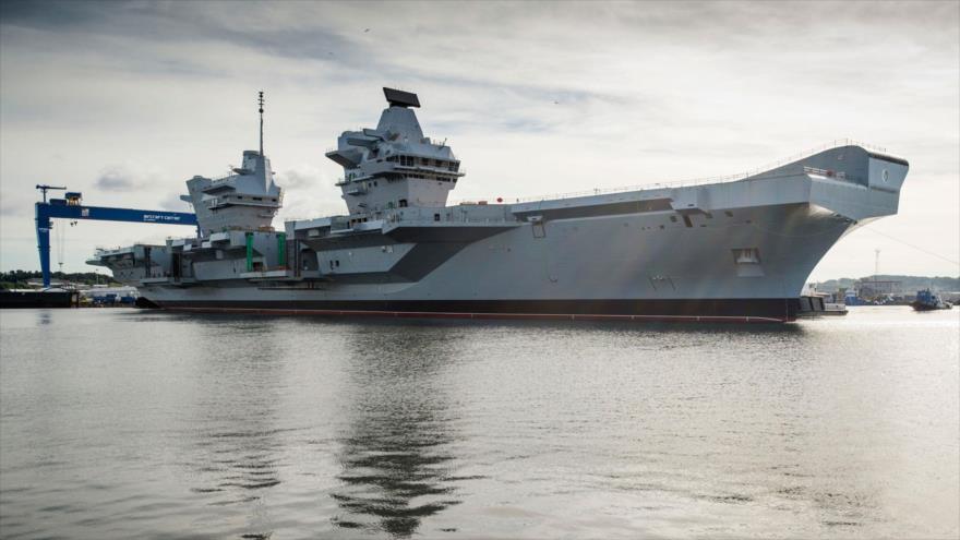 El portaaviones HMS Queen Elizabeth de la Armada Real británica atracado en un puerto del país.