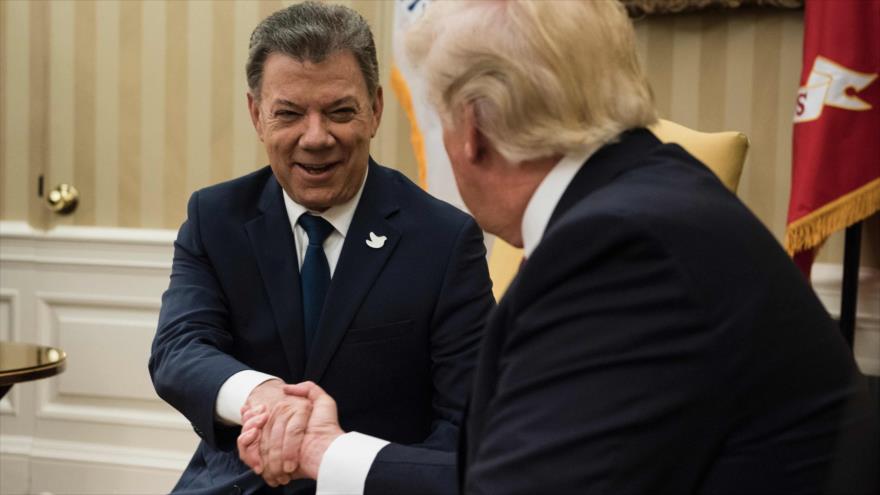 
El presidente de Colombia, Juan Manuel Santos se da la mano con su homólogo estadounidense, Donald Trump, en la Casa Blanca, 18 de mayo de 2017.
