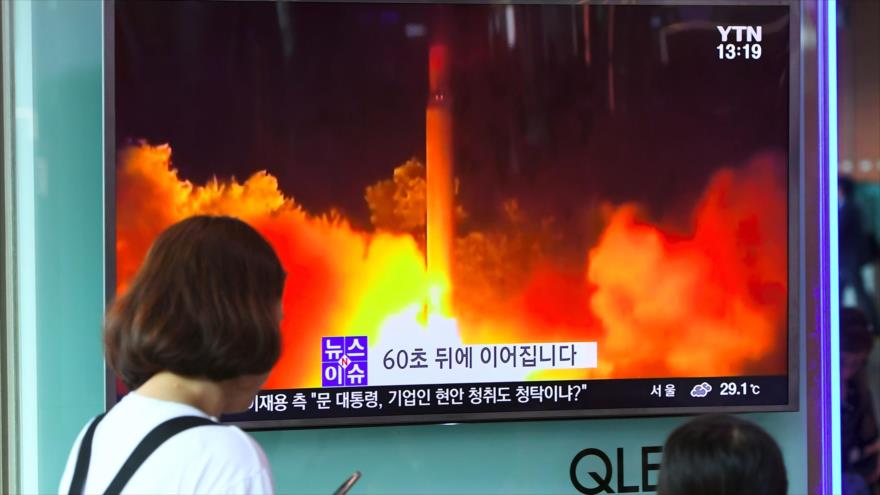 Surcoreanos ven la noticia sobre el último ensayo de un ICBM por Corea del Norte, 29 de julio de 2017.
