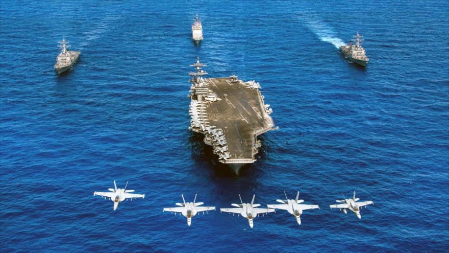 El portaaviones USS Nimitz, acompañado por cruceros y aviones de guerra, en el océano Pacífico, 12 de junio de 2017.